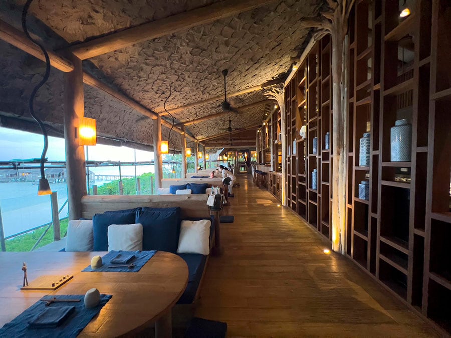 「バイ・ザ・シー」は、中央が海に面したオープンエアのテーブル席で、その左右に鉄板焼きと寿司バーがある。