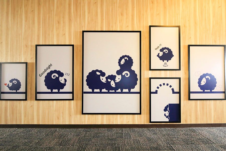 客室フロアの廊下には、イメージキャラクターの羊たちのポスターが並ぶ。