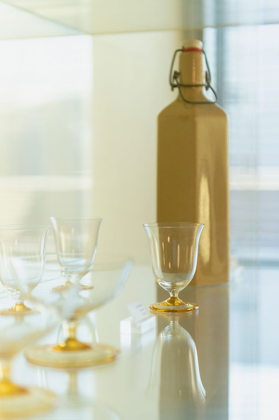 淡い色が美しいジャワ グラス W75,000はフランス製。