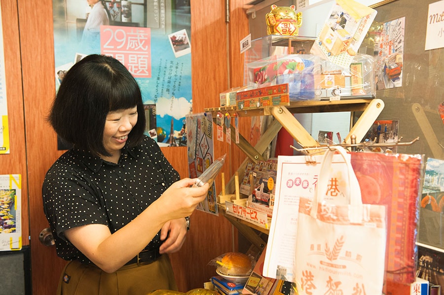 可愛らしい香港雑貨に釘付けの伊藤さん。この後、ミルクティーカップ形のかわいいメモ帳をお買い上げ！