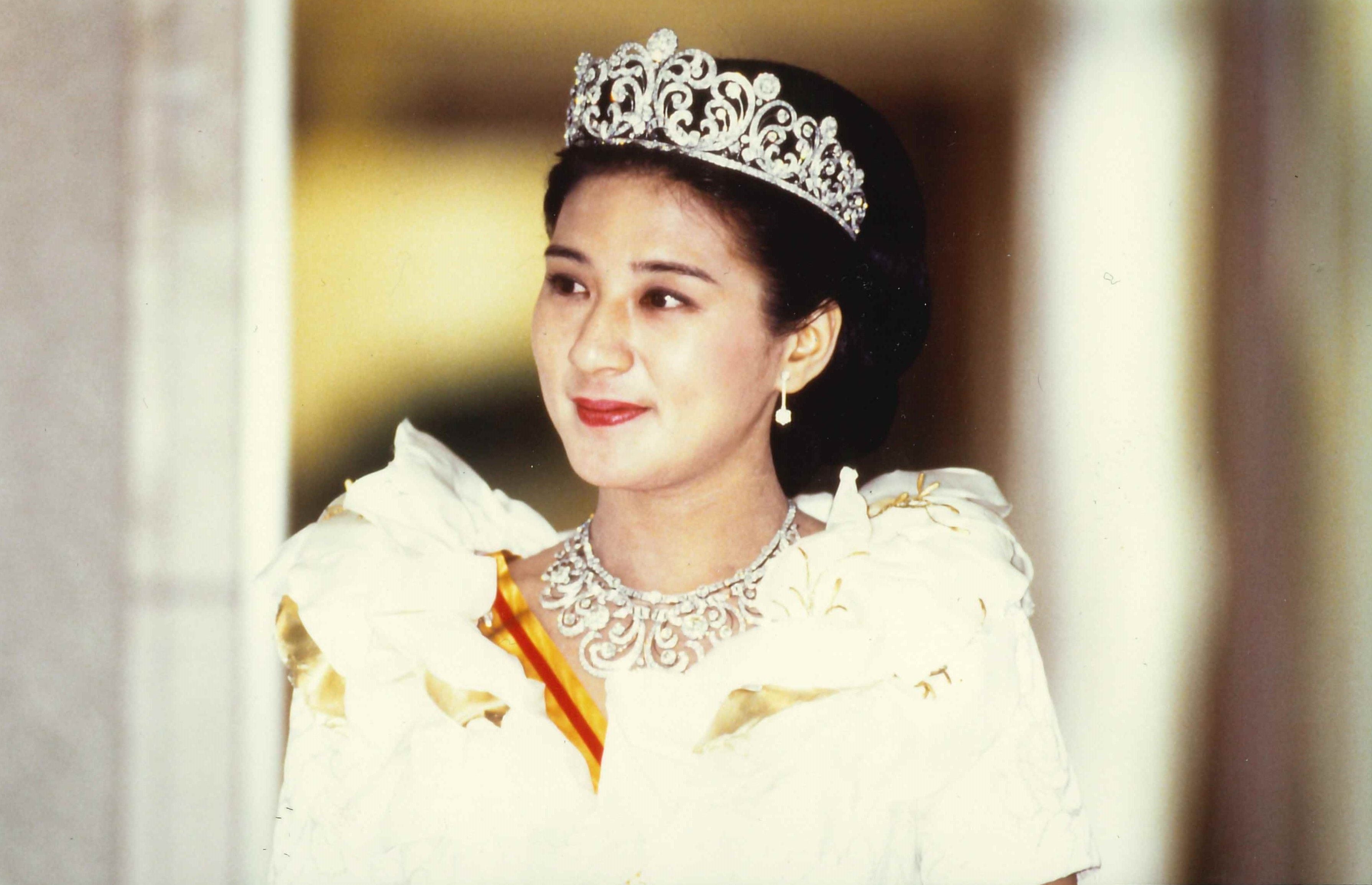 1993年6月9日、「結婚の儀」の日のローブデコルテ姿　©JMPA
