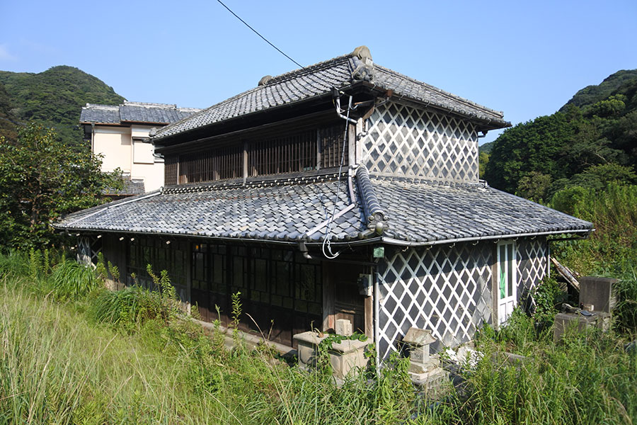 南伊豆町で見かけた、立派なナマコ壁の家。