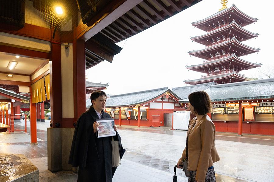 日中は観光客で賑わう浅草寺も、早朝はとても静か。