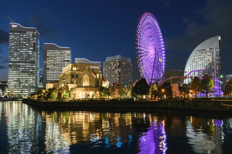 水面に映る夜景のきらめきがなんとも幻想的。港町横浜ならではの1ショットが残せそう。