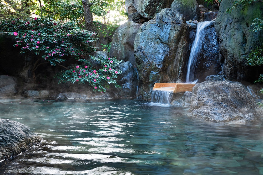 岩の間からダイナミックに温泉が流れ出す露天風呂では、訪れる季節や時間帯によって異なる風景が堪能できる。