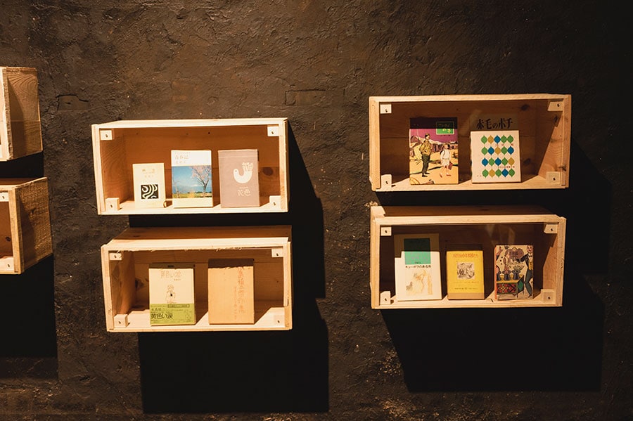 展示されている書籍は30冊。いずれも奈良に影響を与えた作品だ。