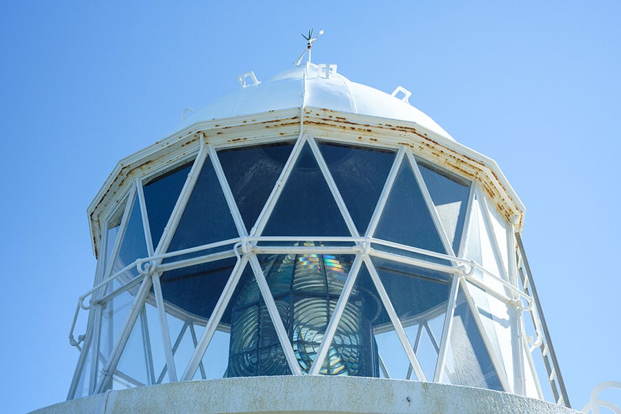 塔頂部からはフレネルレンズの姿を見ることもできる。