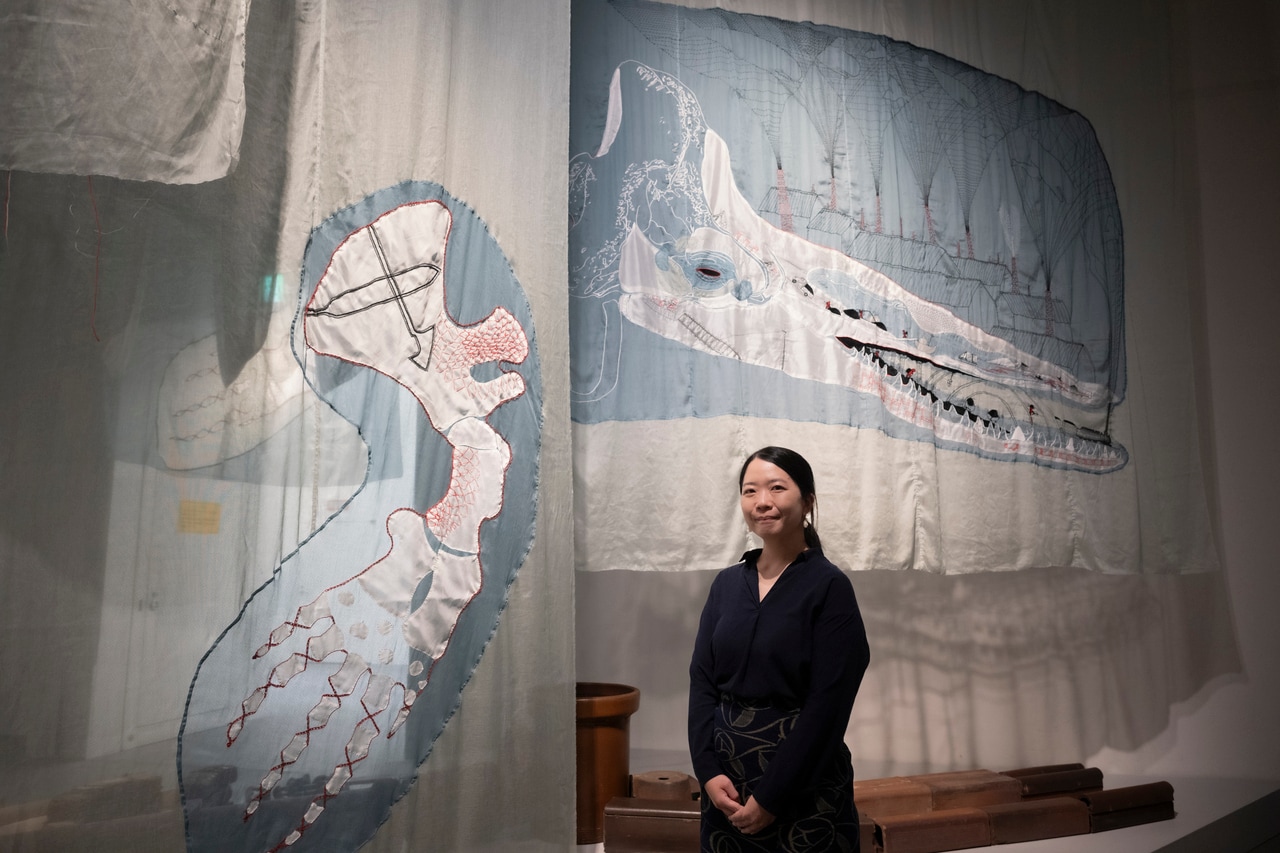 是恒さくら《白華のあと、私たちのあしもとに眠る鯨を呼び覚ます》2025