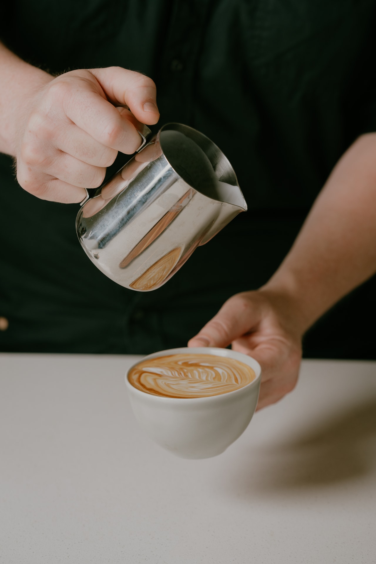 カプチーノも100％コナコーヒーを使用。ハワイ島の農園では、コーヒー農園ツアーや焙煎ツアーなども実施しており、一杯のコーヒーができるまでの過程を実際に見て知ることができます。