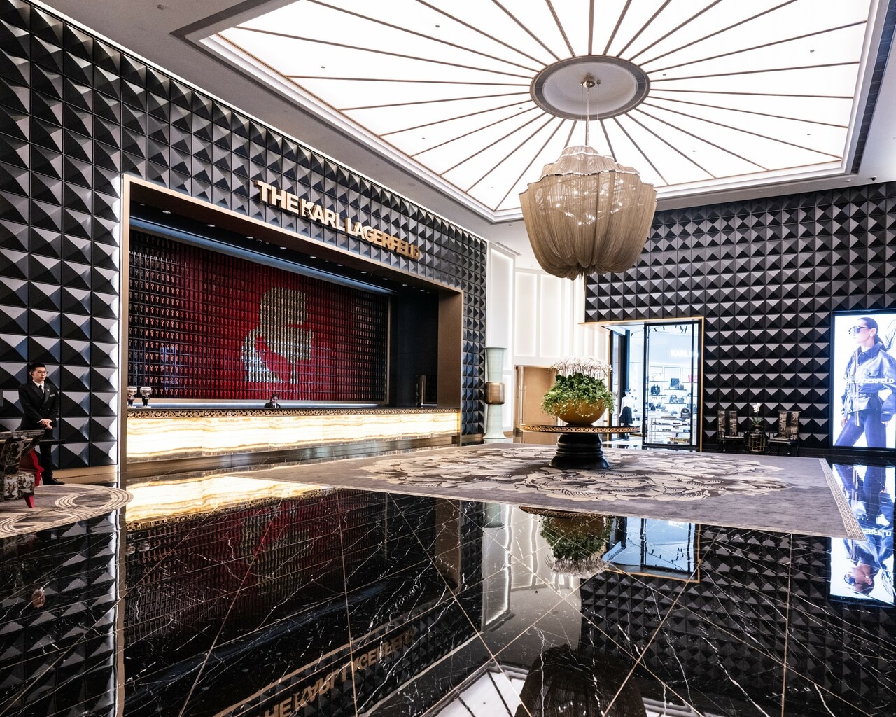 フォーブストラベルガイド最新版でファイブスターに輝くホテル「ザ カール・ラガーフェルド」のロビー。