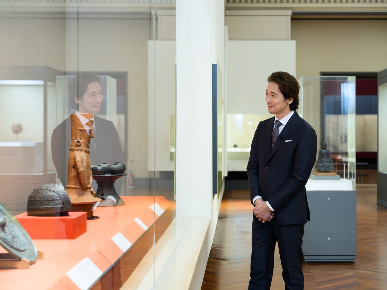 古墳時代の人々の姿を生き生きと伝えるはにわの愛らしさに、佐々木さんの頬が緩む。