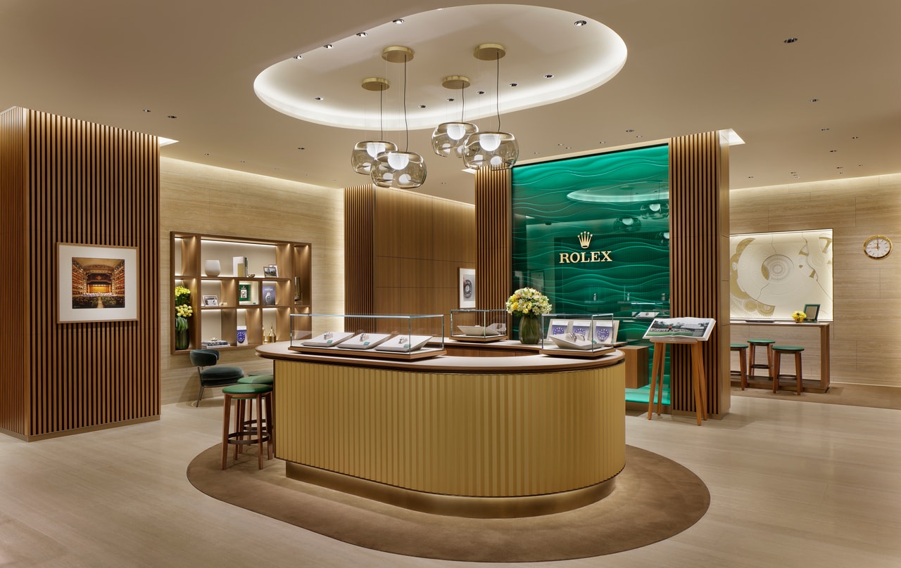 ロレックスを象徴するグリーンのアクアウォールや、フルーテッドベゼルを模したカウンターなど、至るところにロレックスのデザイン要素がちりばめられている。