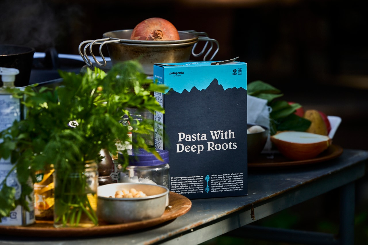 パッケージ裏面に書いてある「Deep Roots」は、根の長さが3m以上になる多年生穀物カーンザのこと。カーンザは土壌が荒れにくく、二酸化炭素を池中に留める働きも期待できる。Taro Terasawa(C)2024Patagonia, Inc.