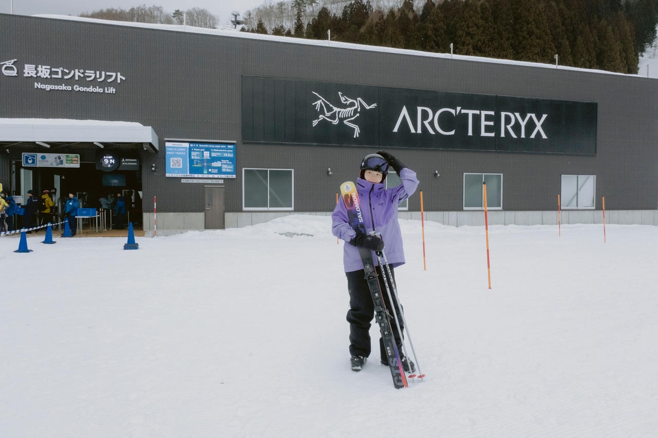 今回は初級コースにトライ。野沢温泉スキー場の長坂ゴンドラは現在アークテリクスとコラボ中。一部運行している始祖鳥マークのゴンドラに乗ることができたらあなたはラッキーかも。