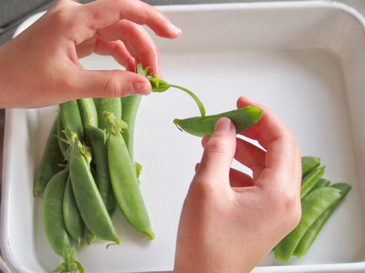 スナップエンドウはよく洗い、ヘタと筋をとる。