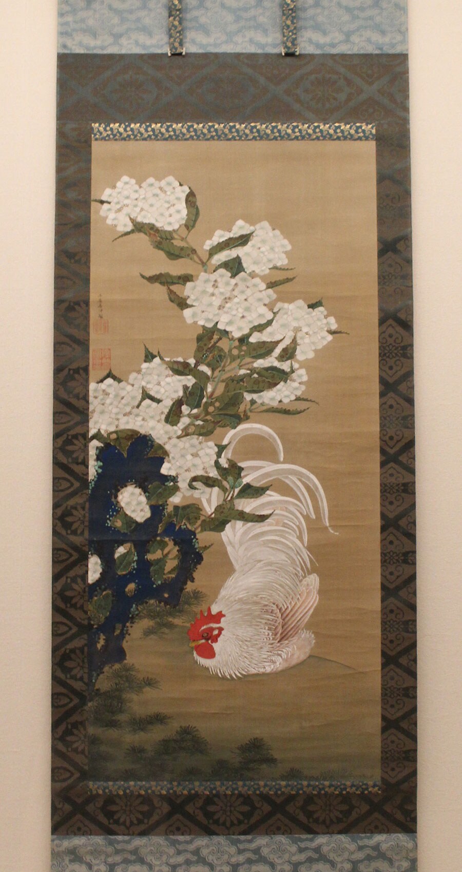伊藤若冲の初期の傑作《紫陽花白鶏図》(18世紀)。大胆な構図。前期の9/9まで展示。