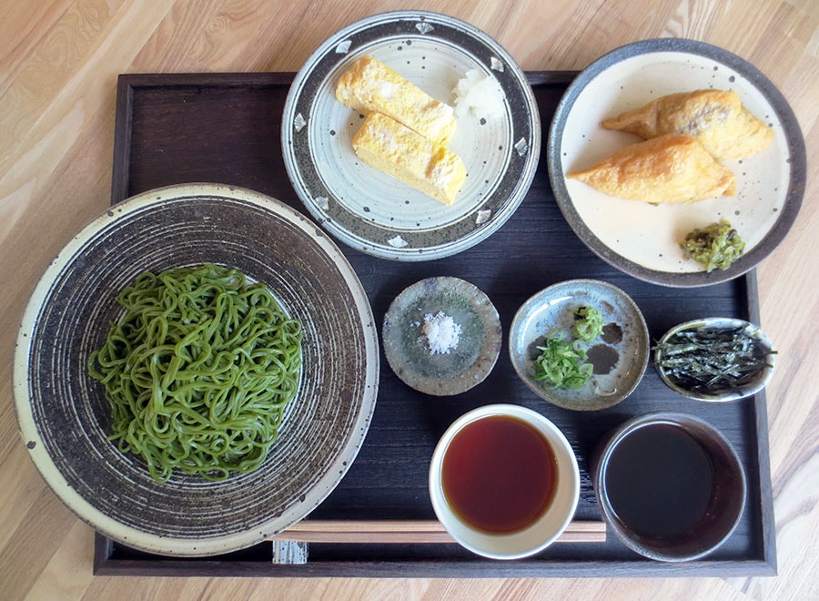 「抹茶そば 小倉山」1,200円。だし巻きたまご付きで。