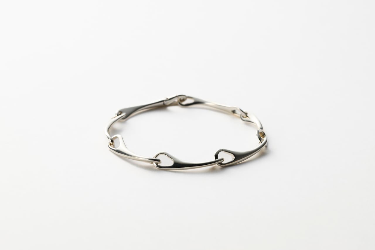 Echo Bracelet 50,600円／KLOT