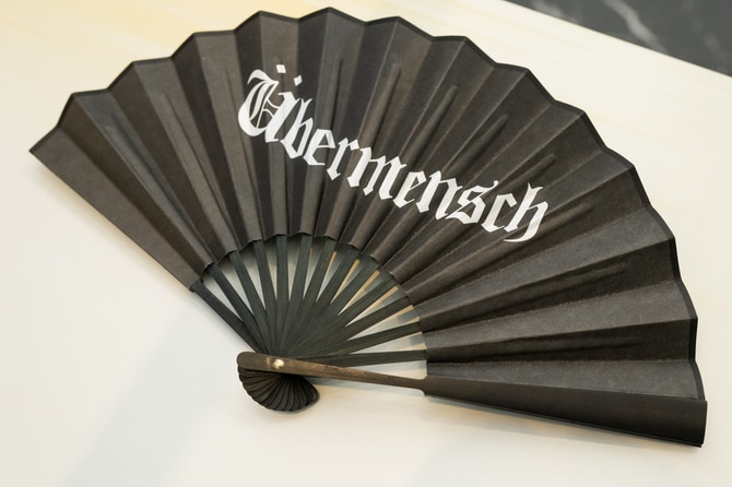 G-DRAGON MEDIA EXHIBITION Übermensch 扇子 3ページ目)初の大規模メディア展示「G-DRAGON MEDIA EXHIBITION