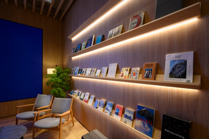 本棚には、立山黒部アルペンルートの長野県側玄関口、大町市にある、山好きのための書店「書麓アルプ」がセレクトした書籍が。アウトドアやサステナブルをテーマにしたものが中心で、自由に閲覧できる。