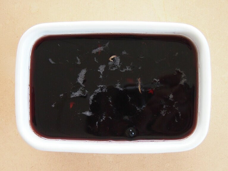 (1) 黒豆は洗ってから、たっぷりの水に一晩浸して戻します。