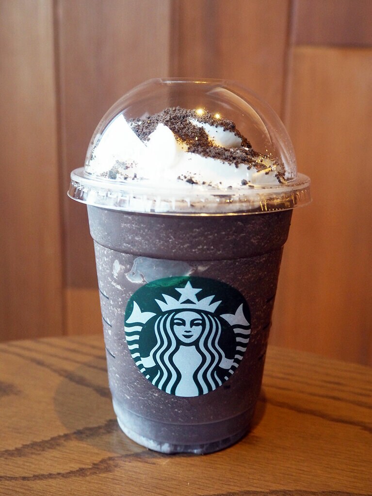 ダークなフラペチーノと真っ白なホイップの対比が美しい！