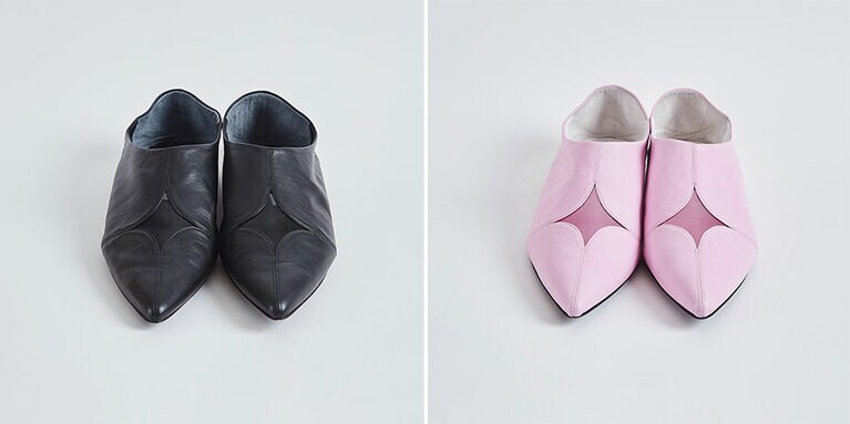 “SEA” 42,900円。 COLOR：BLACK、PINK　SIZE：23cm、24cm、25cm　HEEL：1cm。