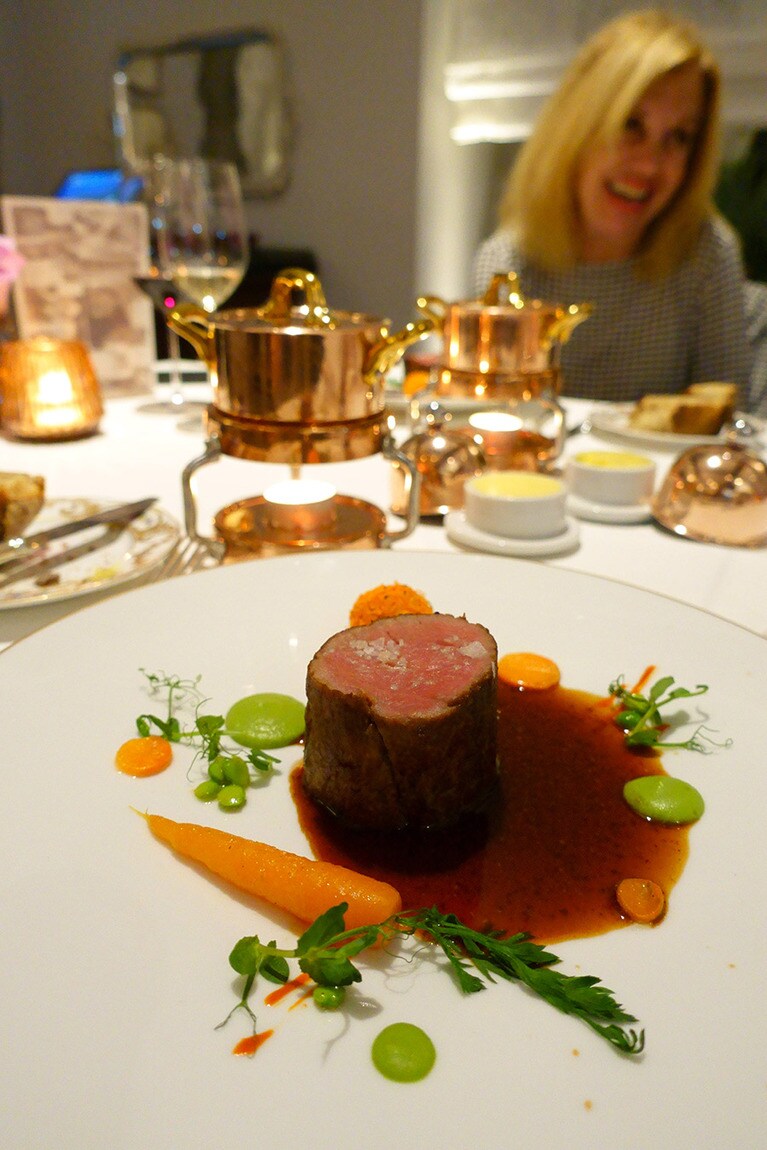 この日のメイン料理は仔牛のテンダーロイン。付け合わせのマッシュポテトは後ろに見える鍋の中。最後まで温かい状態で食べることができる。