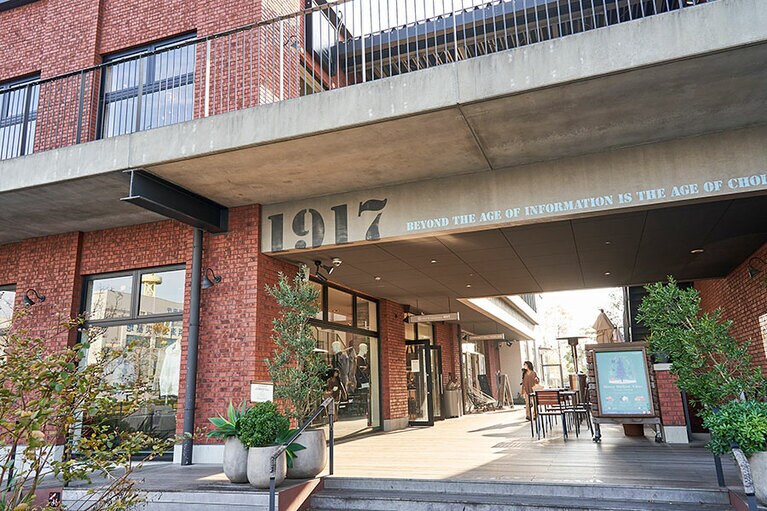 2階建ての建物は、A〜E棟の5つに分かれていて、レストランやカフェ、アパレルショップなど多彩なショップが並びます。