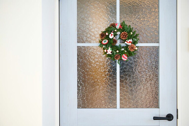 ウェルカムリースとしてドアに掛けられることも多い。