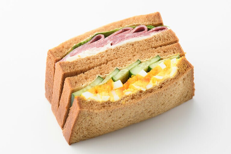 パストラミビーフポテト＆タマゴサンド 450円。