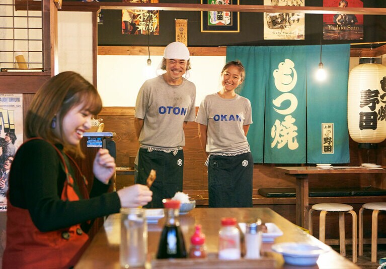 美味しそうに食べるもなりさんを見守る、オトンとオカン。