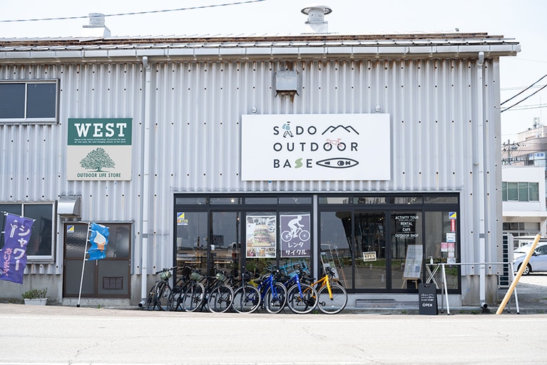 両津港から徒歩約4分。佐渡のアウトドア拠点として便利に利用できる「佐渡アウトドアベース」。