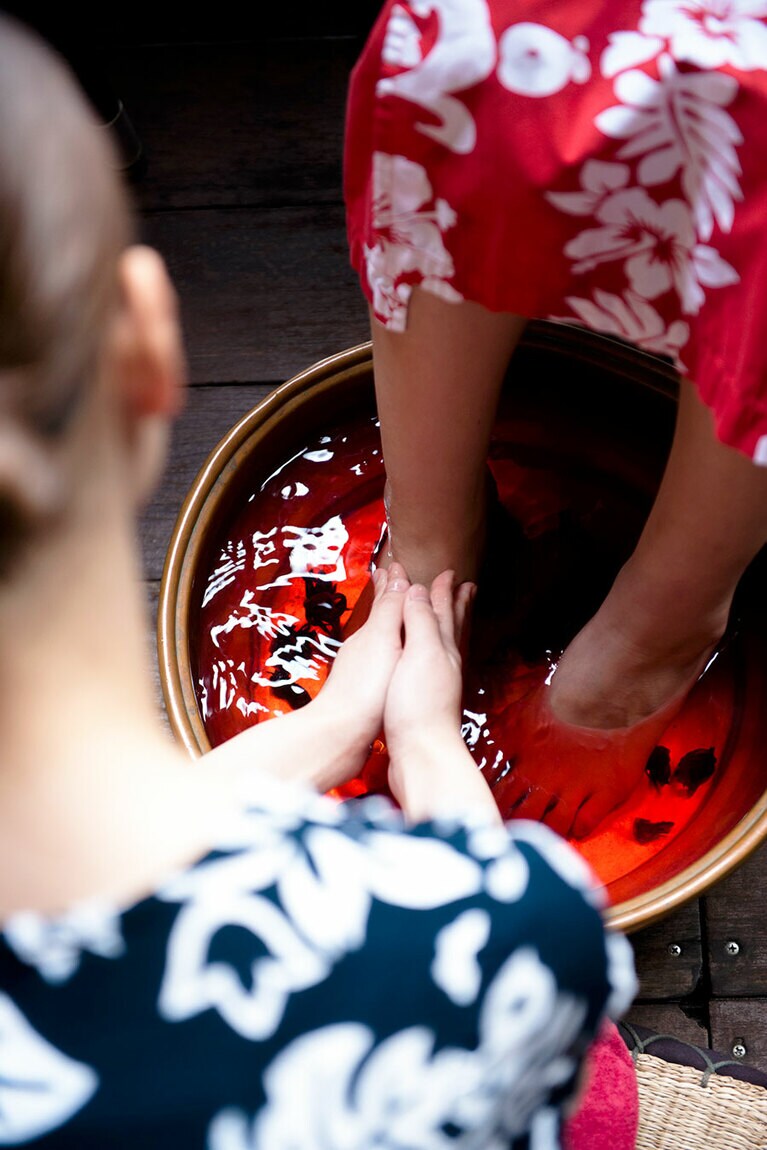 カウンセリング後、ハイビスカス入りのお湯でフットバスを。