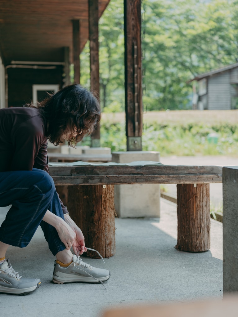 足元はアルトラ。驚異的に軽く、快適な歩行を叶えてくれる頼もしい相棒に。ローンピーク9+ TAUPEカラーシューズ 22,000円／アルトラ（ロータス）