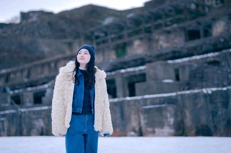 俳優・山田杏奈さんといく、世界遺産の島・佐渡島。雪景色の北沢浮遊選鉱場は神秘的な風景【通いたくなる島、佐渡】