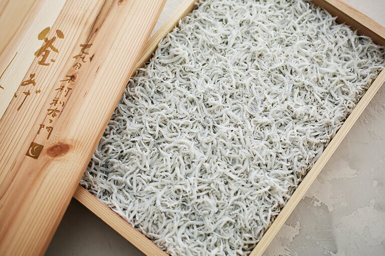 金印 特上釜あげしらす 900g 木箱入り 3,700円／山利　※賞味・消費期限：冷蔵4日