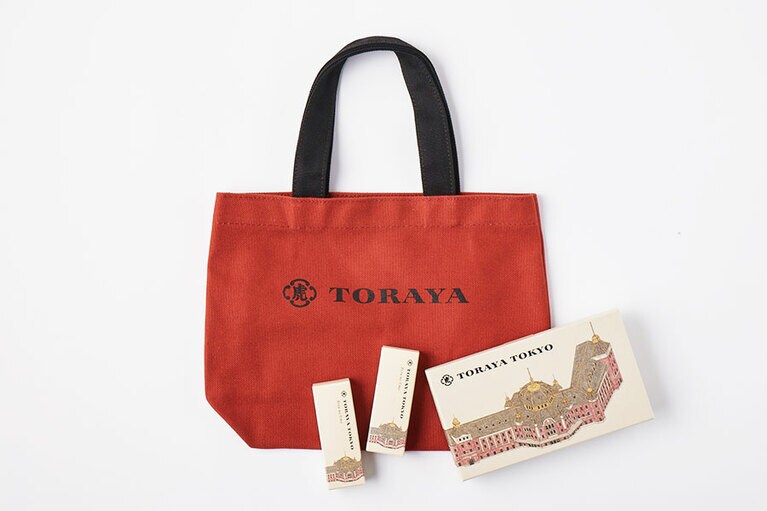 「夜の梅」5本入り (1本50g) 1,300円、「グランスタ限定トートバッグ」 1,200円。