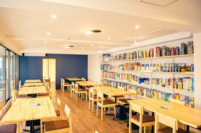 自然光が差し込む明るい店内。どんなゲームをしたいかを店員さんに伝えれば、オススメを紹介してくれるので、初心者も安心！