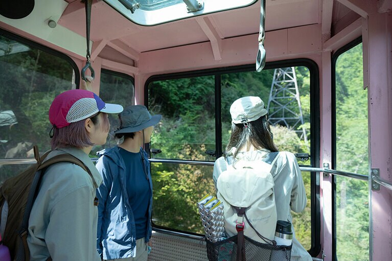 私服で登れるような山でも装備は抜かりなく。山登りでは汗冷えするコットンのTシャツ、パンツは御法度なので、ポリエステルやウール生地を使った動きやすい服で向かいます。