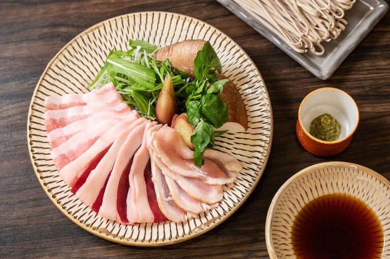 夕食の会席には猪・豚・鶏の3種の肉を味わう「山のももんじ鍋」が登場。