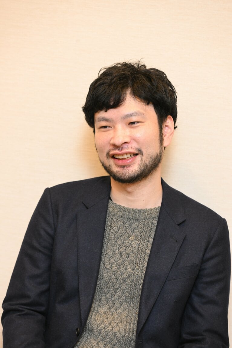 おがわさとし　1986年千葉県生まれ。2015年『ユートロニカのこちら側』でデビュー。18年『ゲームの王国』で日本SF大賞、山本周五郎賞、22年『地図と拳』で山田風太郎賞、直木賞、23年『君のクイズ』で日本推理作家協会賞受賞。