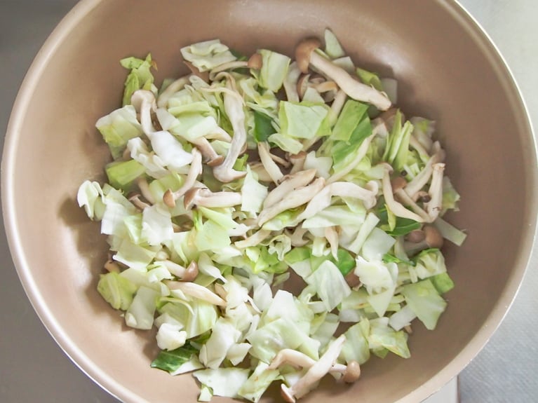 フライパンに（2）の野菜を入れ、加熱する。