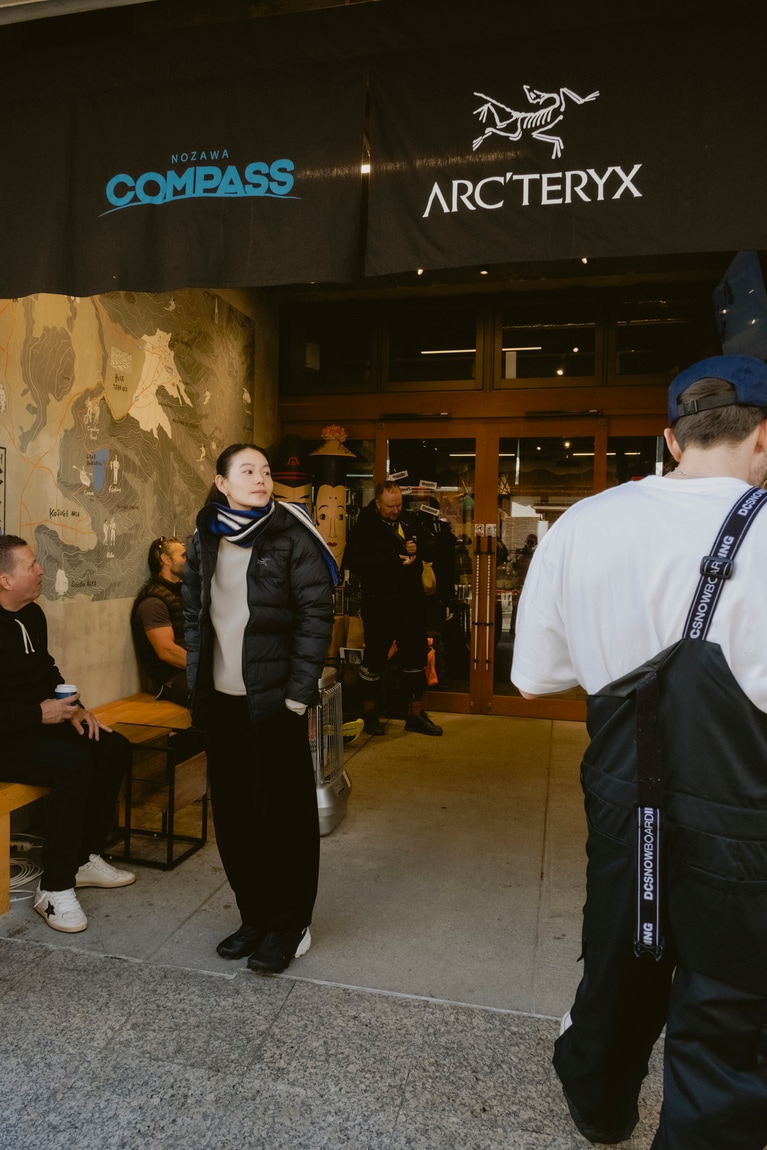 「コンパスビレッジ」もアークテリクス仕様に様変わり。俳優の山本奈衣瑠さんと。