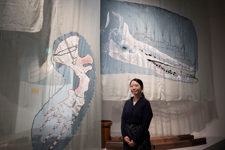 是恒さくら《白華のあと、私たちのあしもとに眠る鯨を呼び覚ます》2025