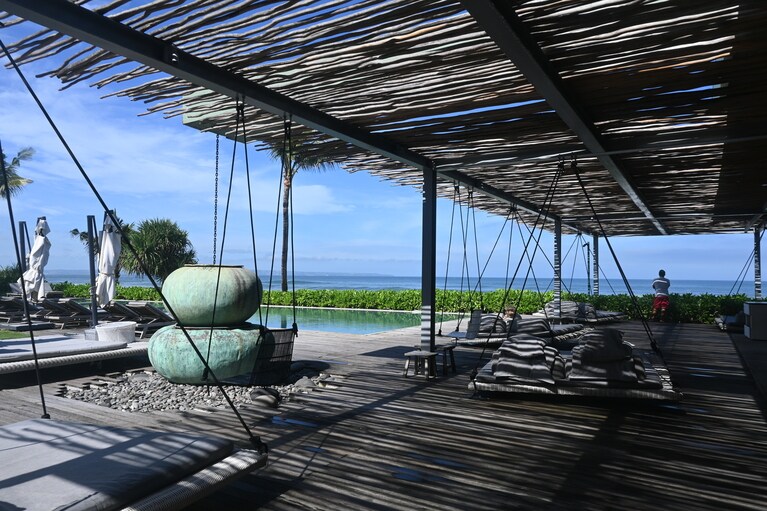 コモ ビーチクラブはインフィニティプールや天井から吊るしたシートなどチルできる施設を併設。