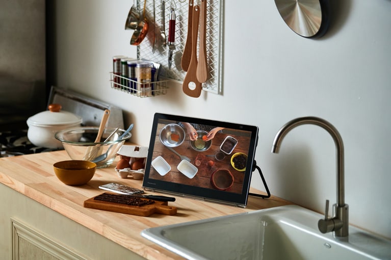 プライベート・ビエラ「UN-15LD11」。防水テレビ15v型、インターネット動画配信サービス(※)、ブルーレイ／DVD再生対応、内蔵ハードディスク500GB、バッテリー最長約3時間、幅38.2×高さ25.3×奥行3.97cm(スタンド・突起部除く)。