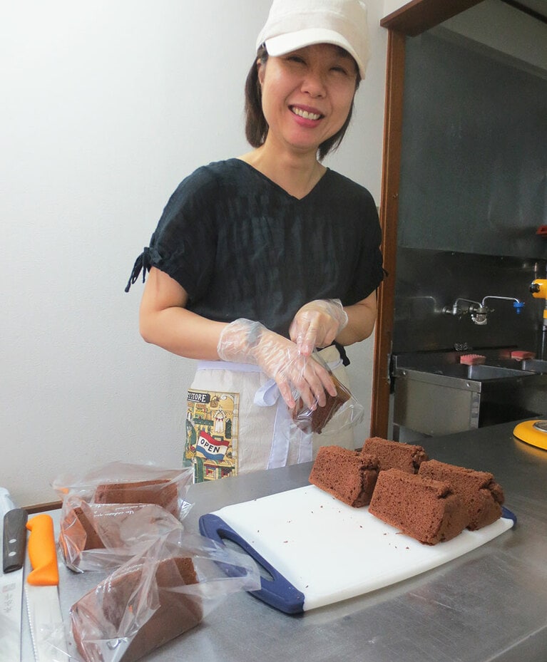 西村りえ子さんがひとりで丁寧にお菓子を作っています。