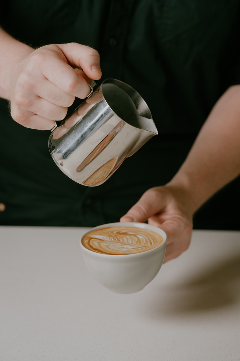 カプチーノも100％コナコーヒーを使用。ハワイ島の農園では、コーヒー農園ツアーや焙煎ツアーなども実施しており、一杯のコーヒーができるまでの過程を実際に見て知ることができます。