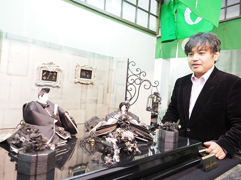 由香子さんは「商業ベースに乗らないかもしれないが、自分たちの子どもを育てる気持ちで雛人形を作ってみたい」と語った。そんな気持ちのなかで誕生したのが「Gothic」。